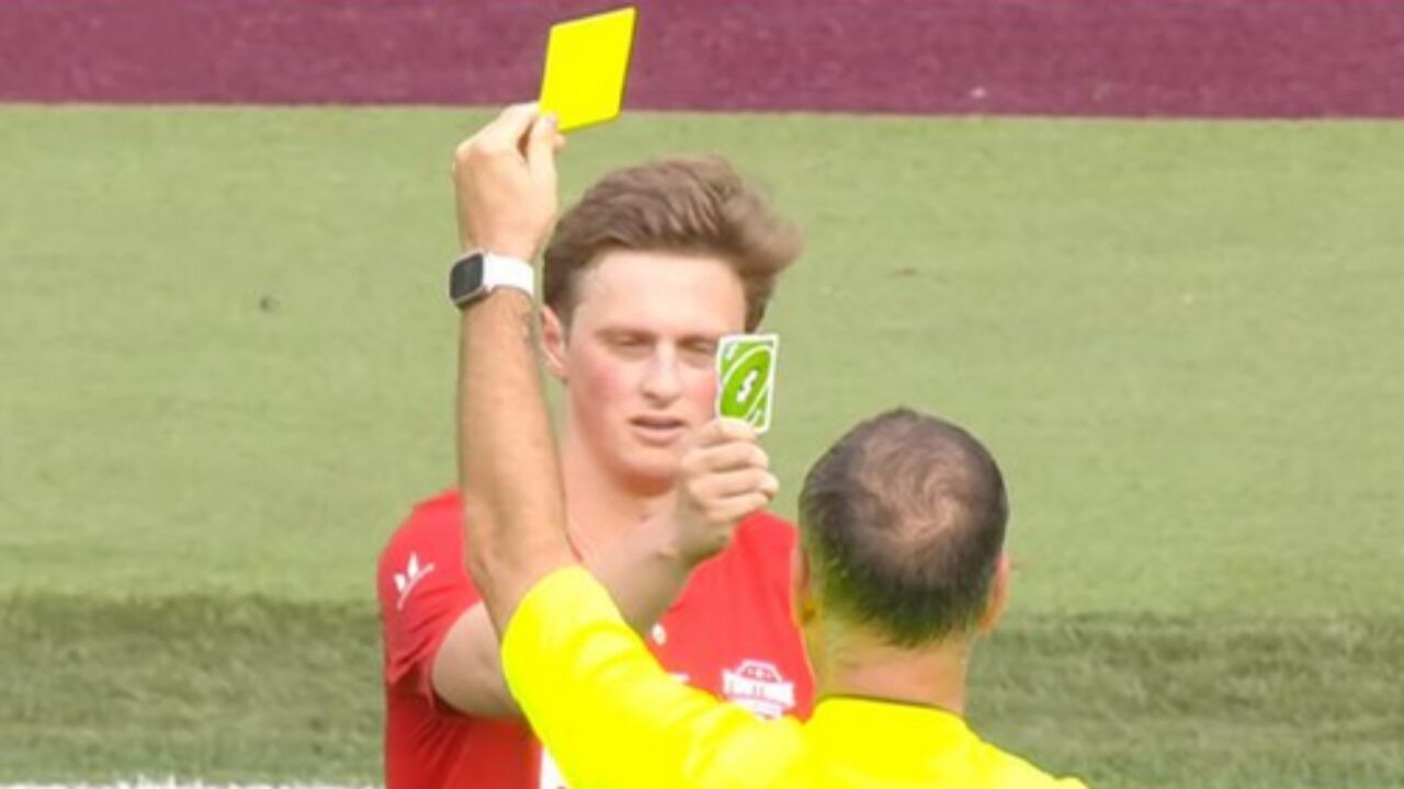 Durante partida jogador recebe cartão amarelo e 'reverte' com carta do jogo  'UNO'; veja, Futebol