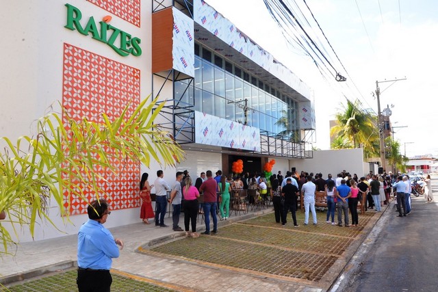 Supermercado Raízes abre as portas no bairro Renato Gonçalves