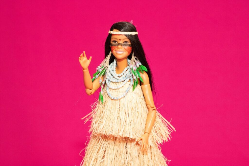 Barbie ganha versão inspirada na influencer indígena Maira Gomez